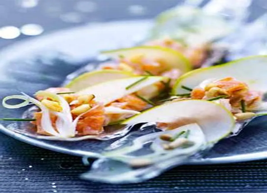 Carpaccio de saumon, pomme verte et pignons grillés