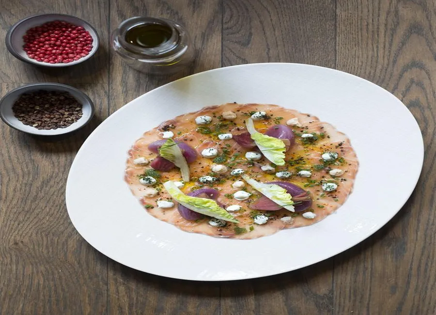 Carpaccio de saumon, radis et betterave
