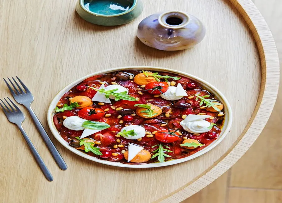 Carpaccio de tomates anciennes, cerises et confites