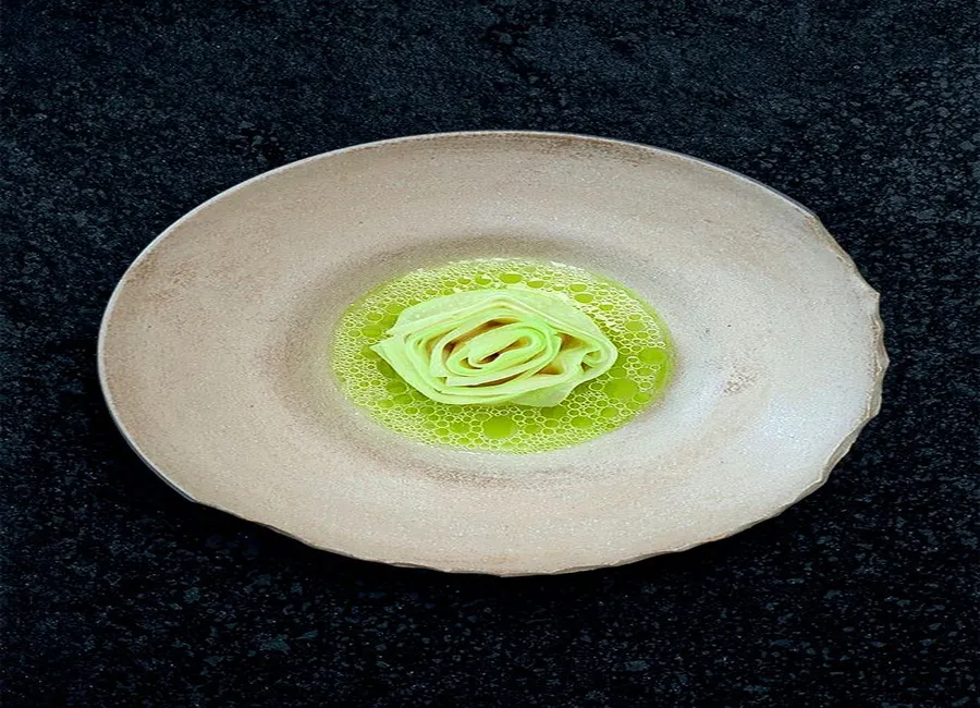Carpaccio de chou-rave, vinaigre, et tarama