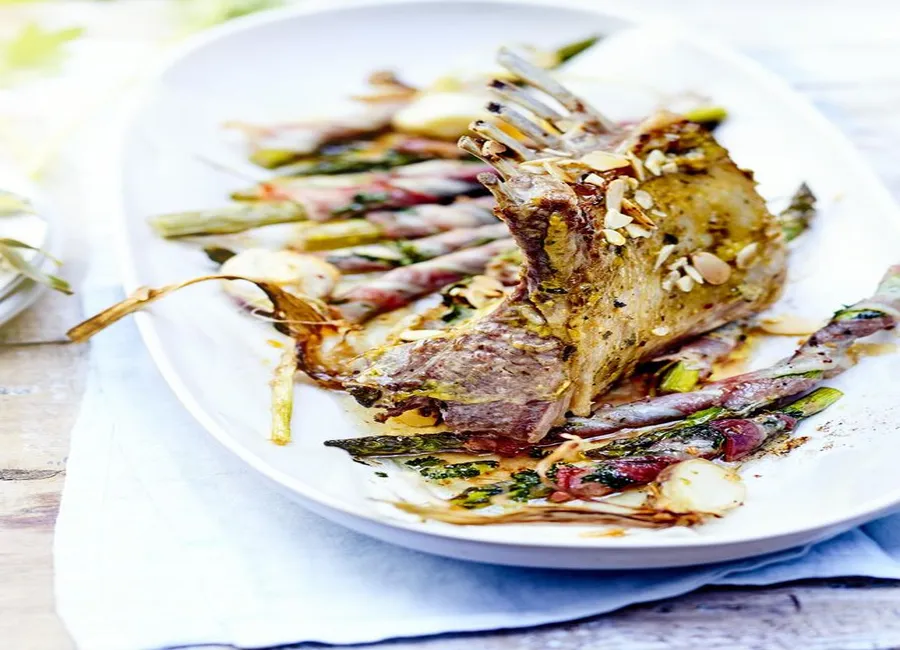 Carré d'agneau à l'ail et asperges rôties