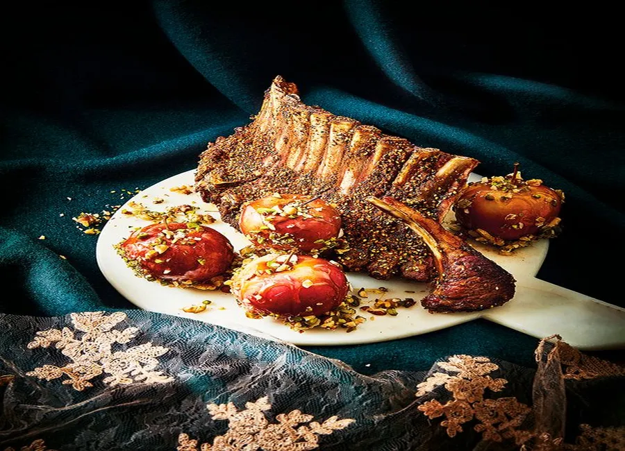 Carré d'agneau aux épices et aux graines, pommes rôties aux fruits secs