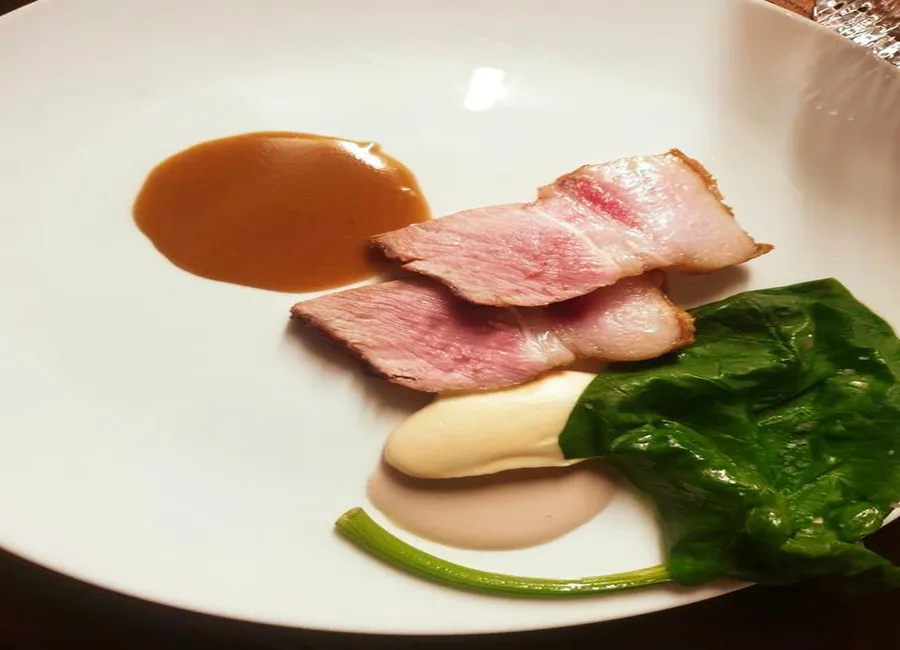 Carré de cochon, sauce bonne femme, chou-fleur et lait d'amande