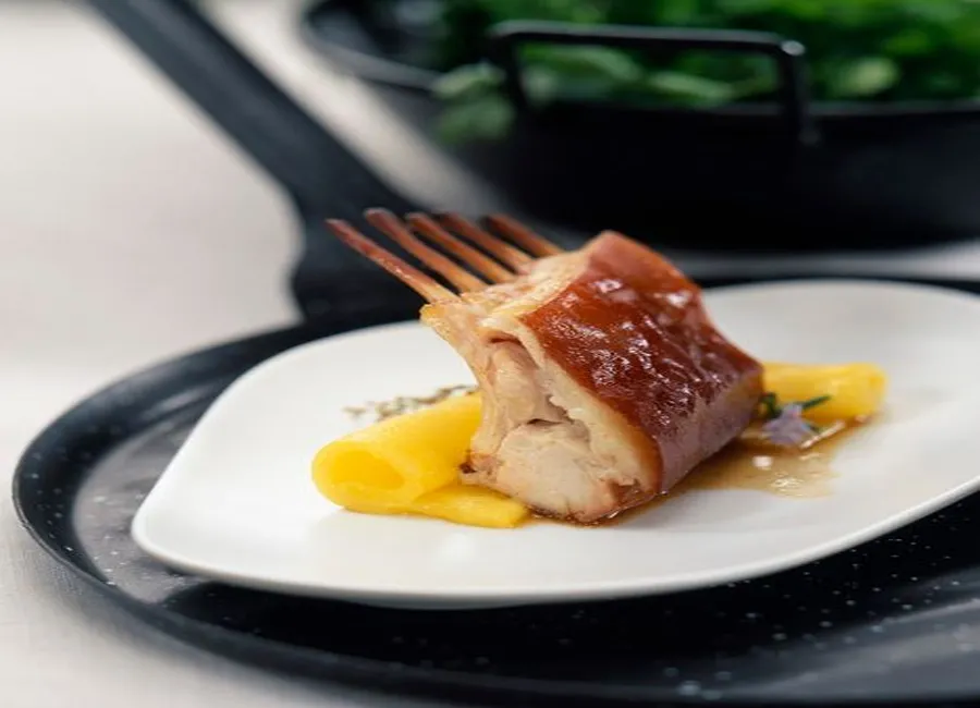 Carré de porc laqué au miel et petits navets