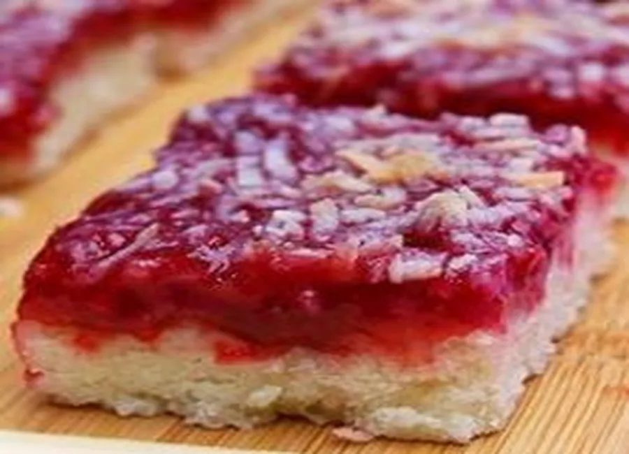 Carrés aux framboises, fraises et noix de coco