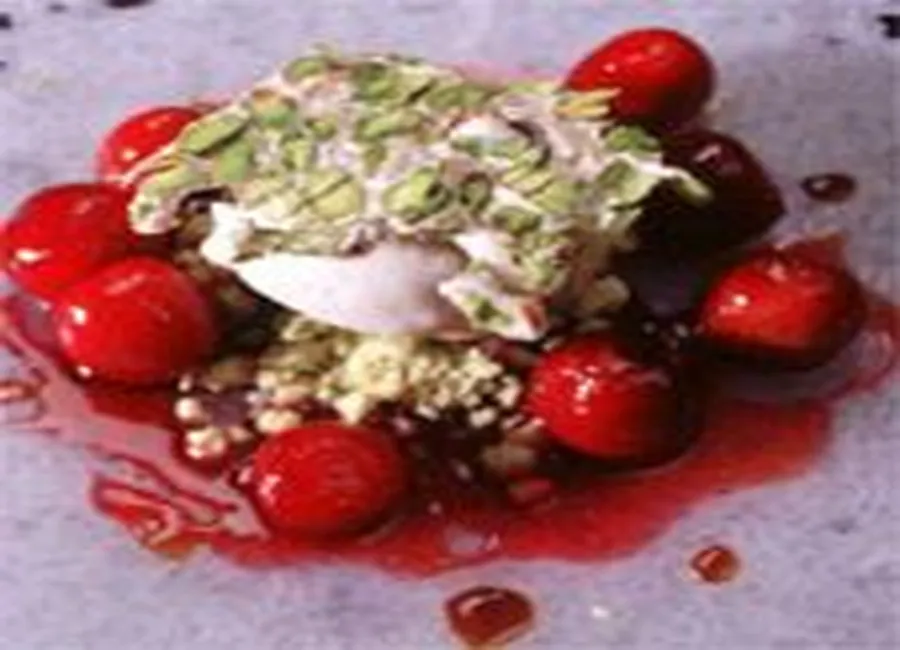 Cerises poêlées au miel et glace au nougat