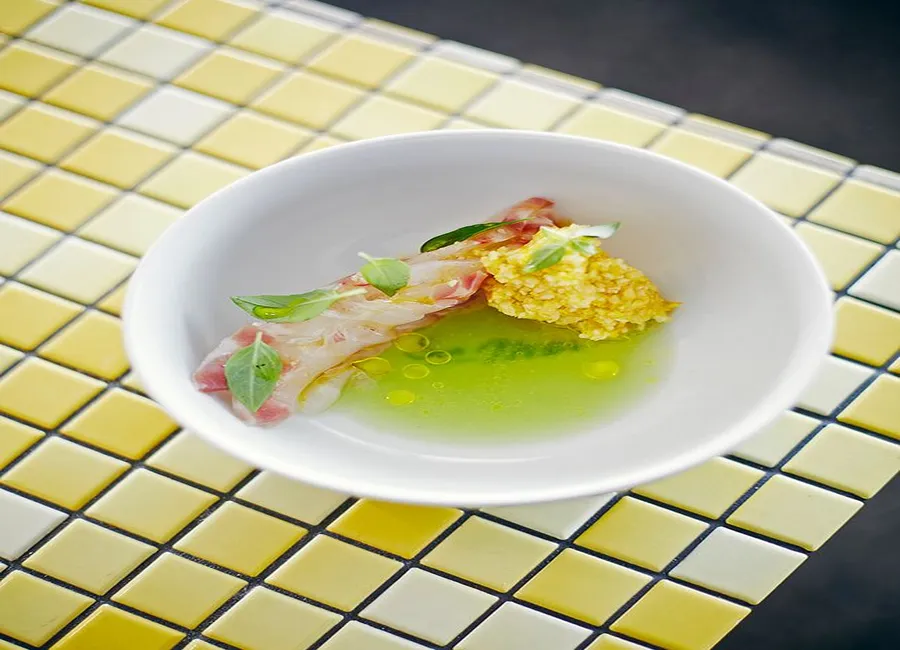 Ceviche de bar et mosaïque de courgettes jaunes