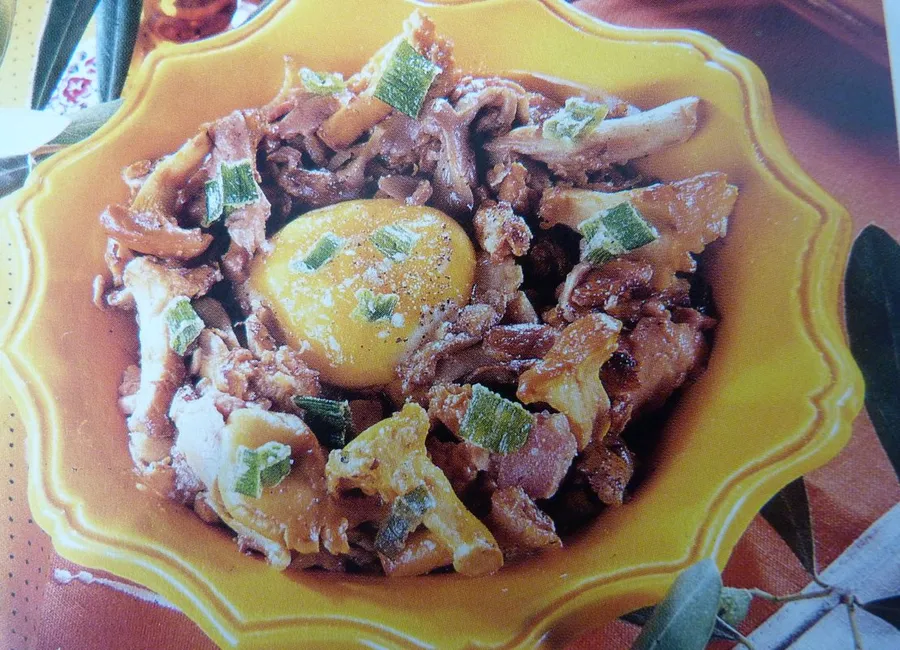 Champignons des bois, oeuf défait et copeaux de foie gras