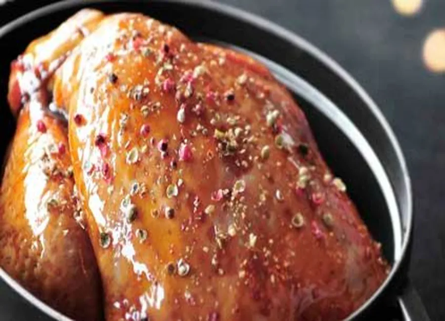 Chapon laqué au miel farci au foie gras