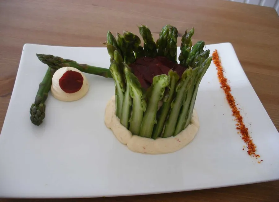 Charlotte aux asperges, magret fumé et chantilly de pomme de terre