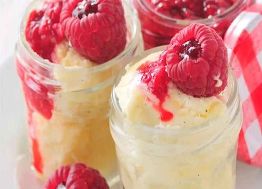 Chaud-froid à la vanille et bisous fruités framboise