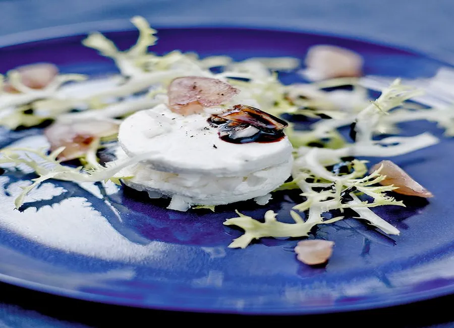 Chèvre frais farci de radis noir, éclats de marrons glacés