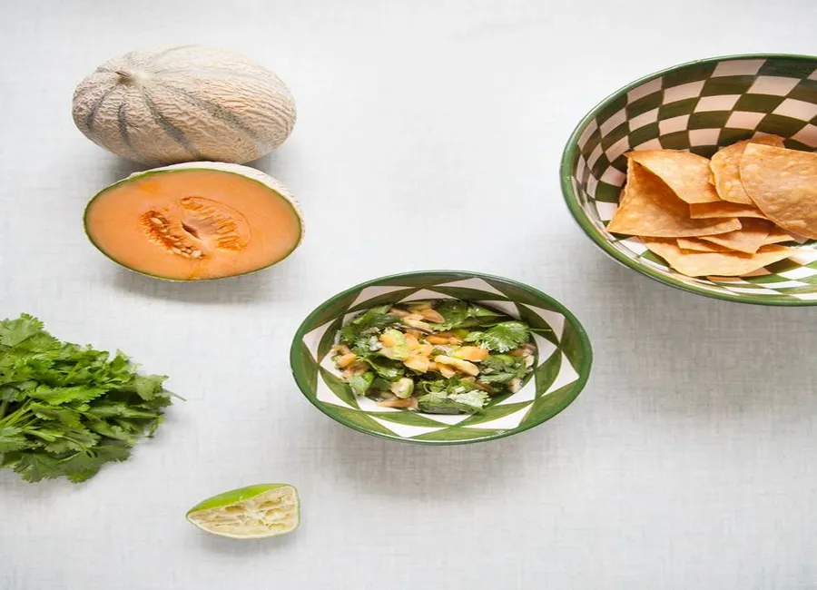 Chips de tortillas, salsa melon-avocat