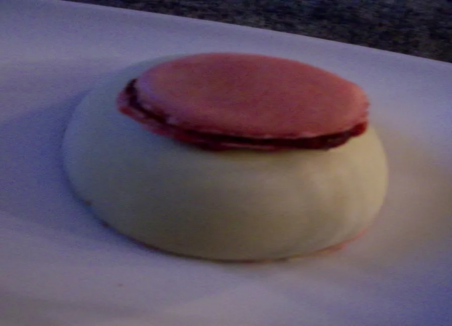 Coque de chocolat blanc, mousse et macaron framboise