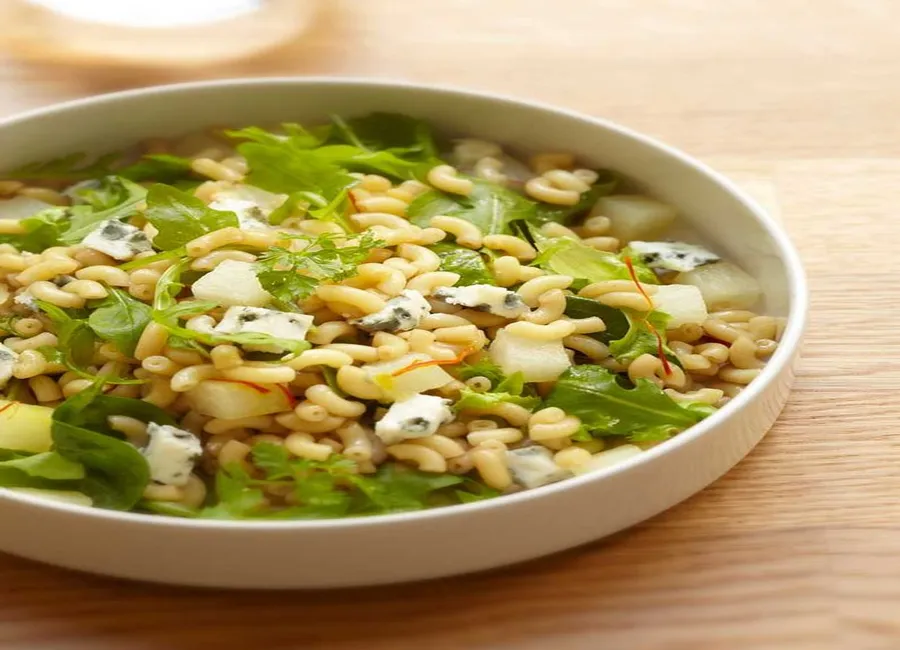 Coquillettes au mesclun-roquefort-poire par ora-ïto