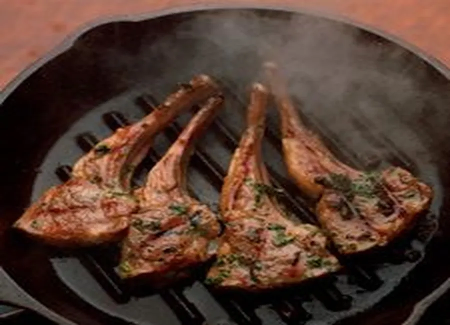 Côtelettes d'agneau à la sauce au persil