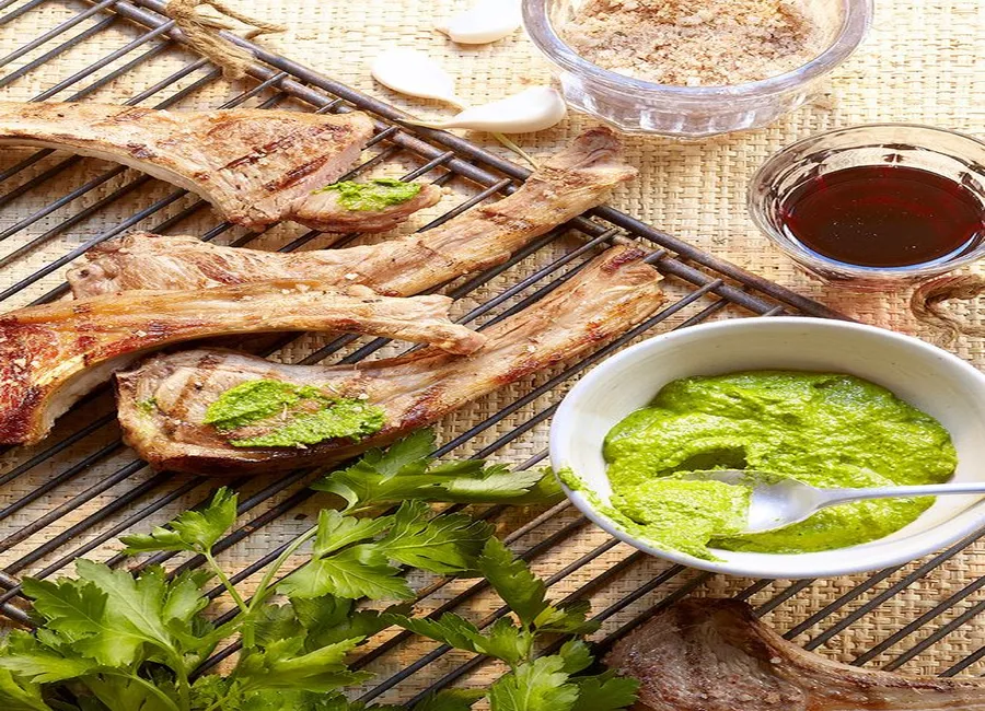 Côtelettes d'agneau grillées, pistou de persil