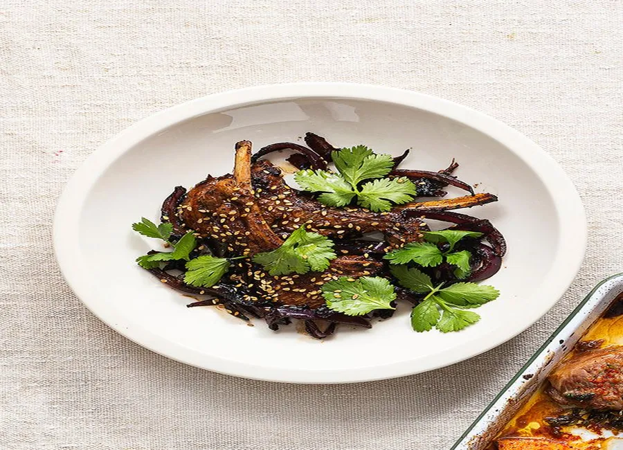 Côtelettes d'agneau, oignon rouge et miso