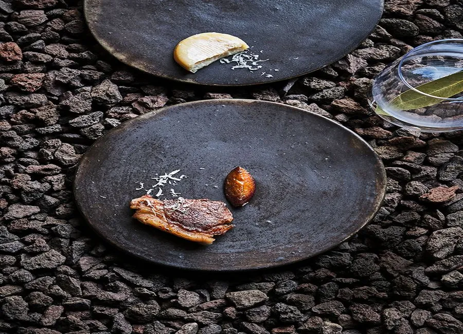 Côtes d'agneau grillées au cabécou et prunes en saumure