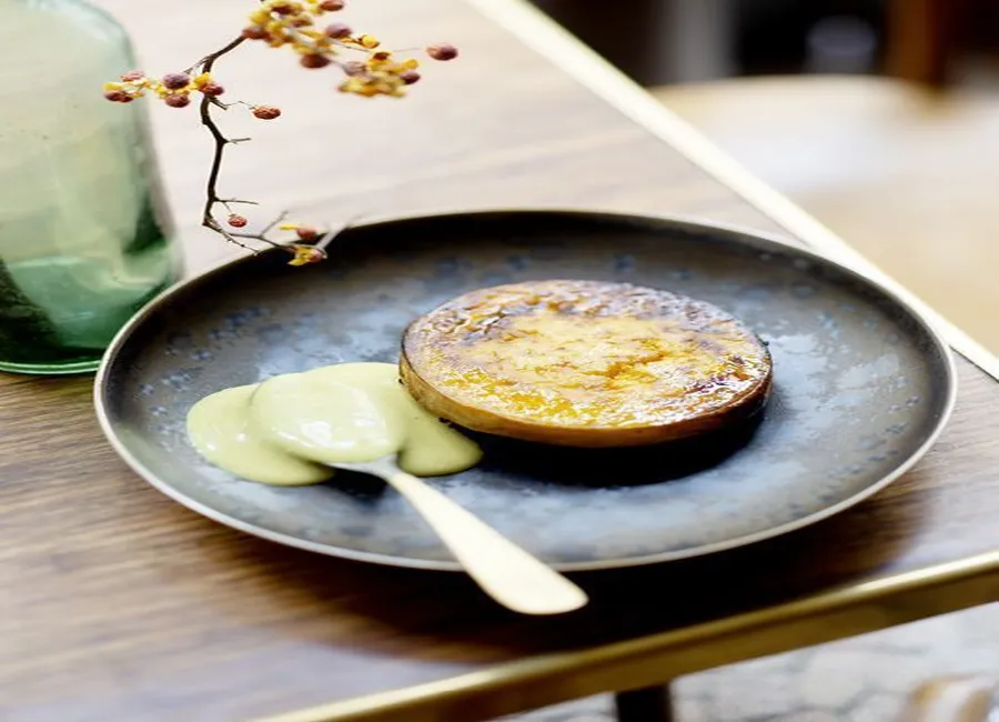 Courge longue de nice, riz noir crémeux et sauce curry-coco