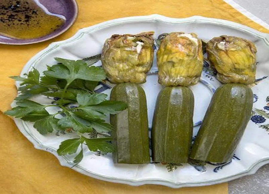 Courgettes fleurs farcies à la ricotta et pignons de pin