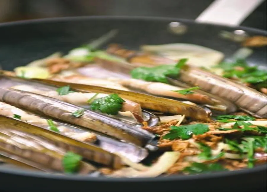 Couteaux et mousserons à la marinière
