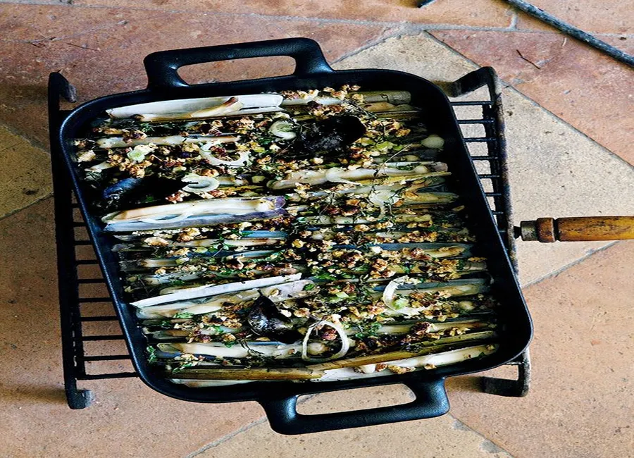 Couteaux grillés aux herbes et aux noisettes