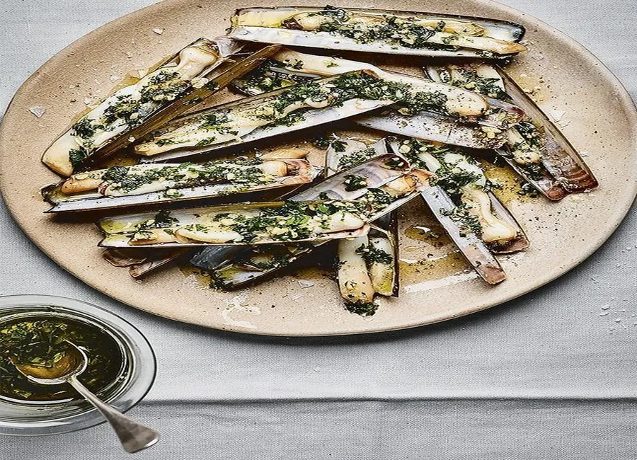 Couteaux, pesto menthe-basilic à l'ail