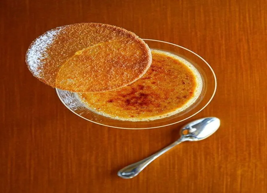 Crème brûlée ratafia et tuile caramel