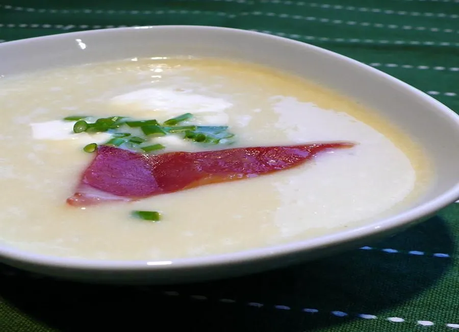 Crème d'asperges aux lanières de jambon cru et aux herbes fraîches
