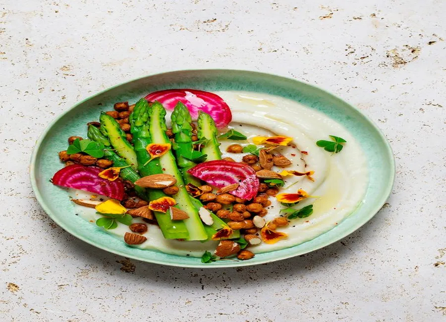 Crème d'asperges, pois chiches, betterave