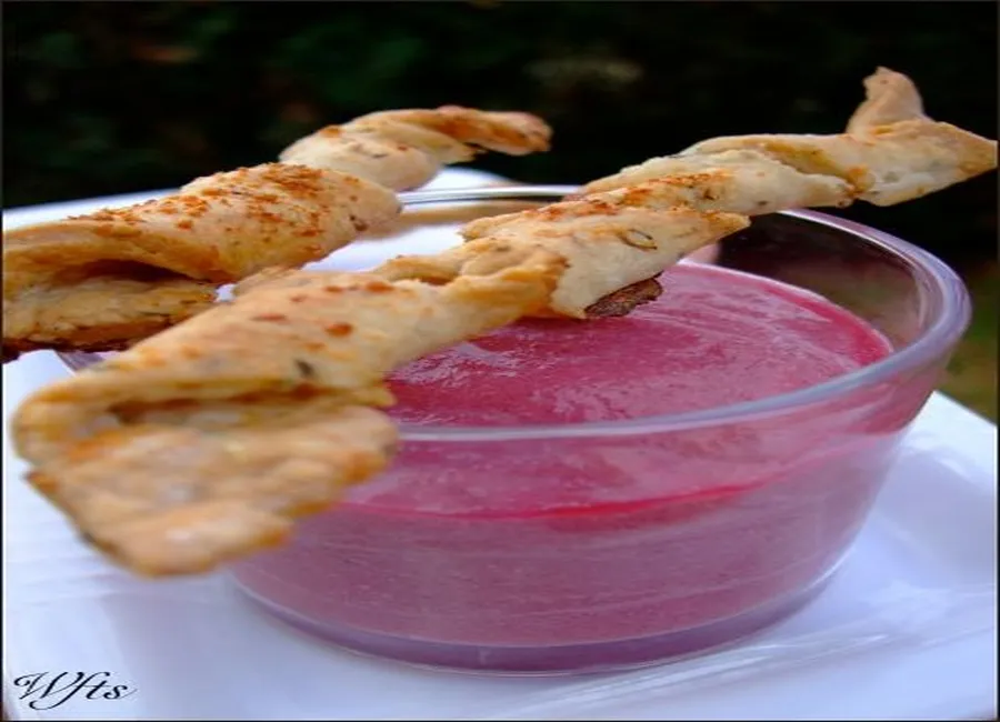 Crème de betterave et crackers au parmesan