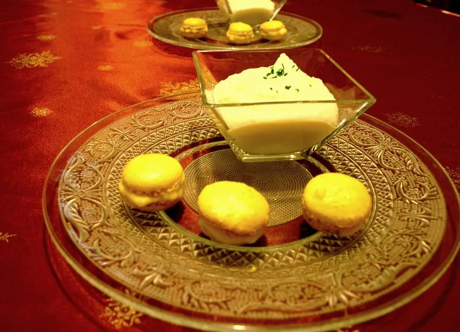 Crème de chou-fleur et son macaron glaçé à la mangue