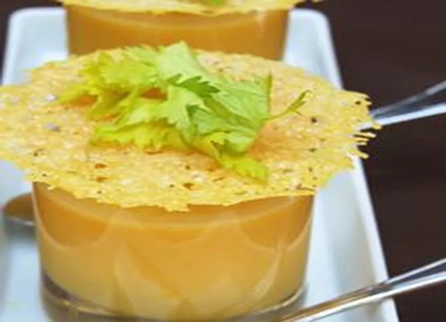 Crème de courge butternut, dentelles croustillantes au parmesan