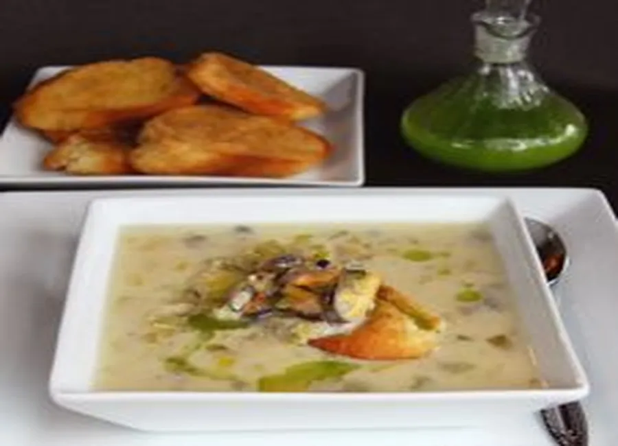 Crème de palourdes aux moules, huile de persil et croûtons au beurre noisette