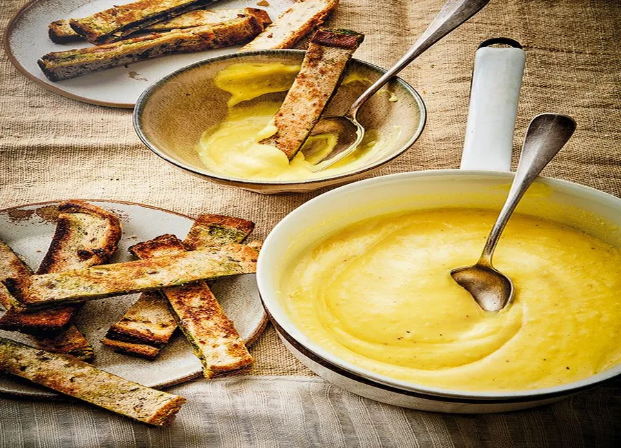 Crème de pommes de terre aux épices et mouillettes croustillantes à la ciboulette