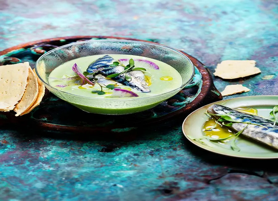Crème glacée toute verte avocat, concombre et maquereau mariné
