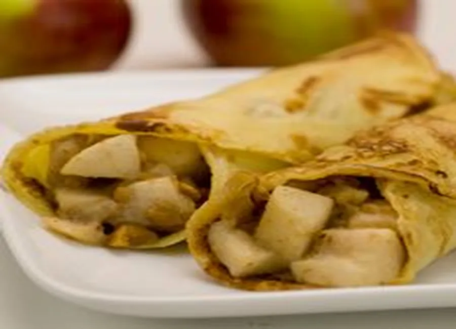 Crêpe roulée aux pommes-noix