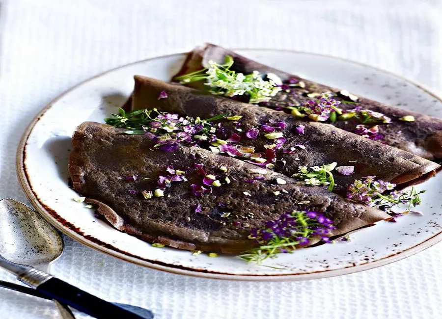 Crêpes de sarrasin au cacao et à la rose