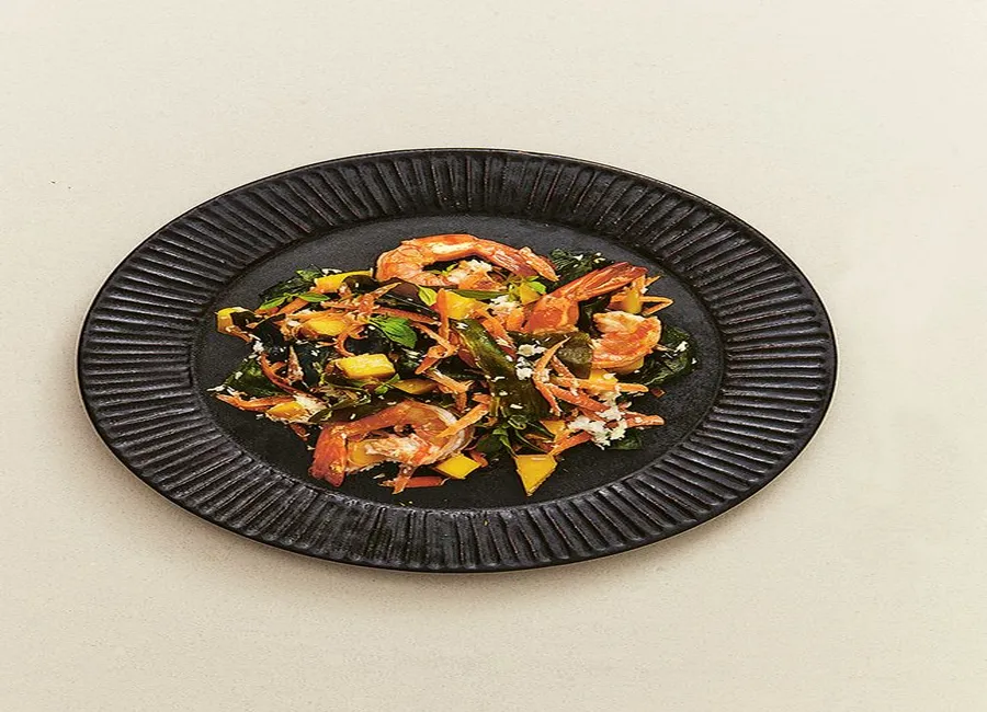 Crevettes, algues, sauce coco pimentée