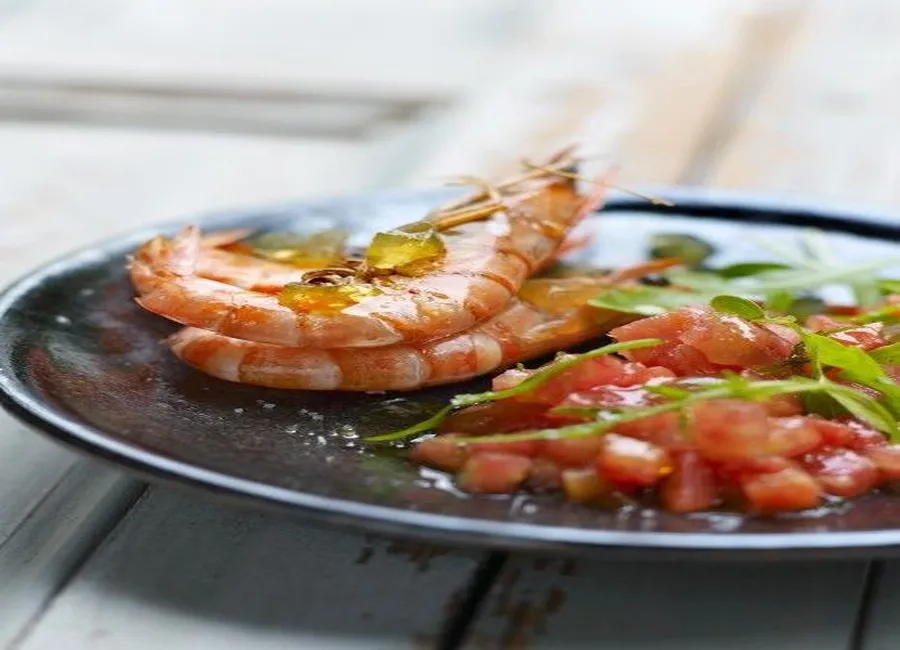 Crevettes sautées, tartare de tomates au basilic, gelée corsée