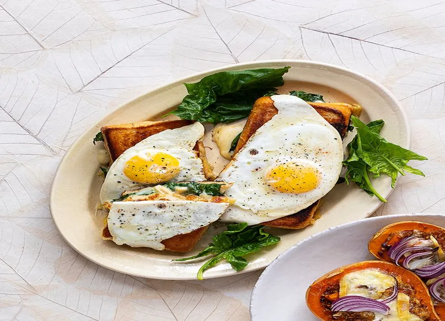 Croque-madame au saint-nectaire et aux épinards