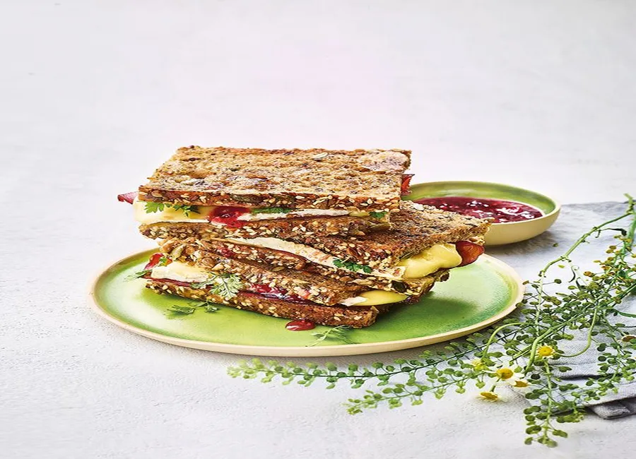 Croque-monsieur au brie, chutney aux fruits rouges