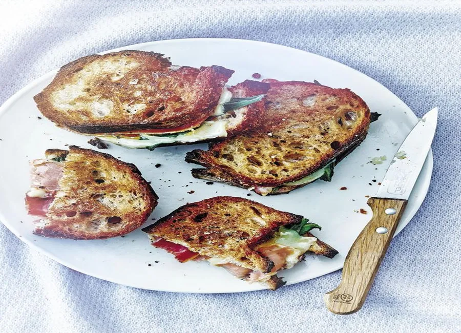 Croque-monsieur au pain de campagne, jambon cru et mont vully