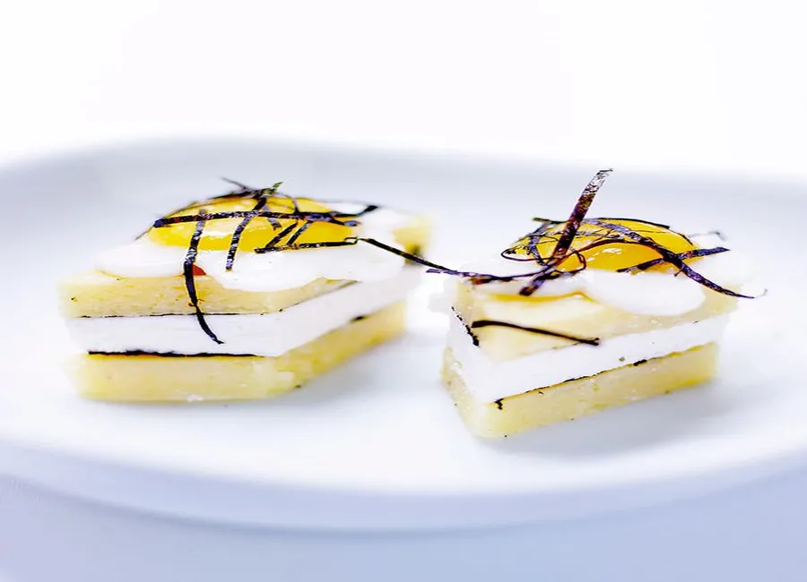 Croque-polenta, feta, oeufs de caille, fine feuille de nori séchée