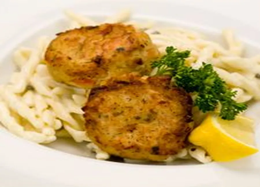 Croquettes de saumon, pâtes fraiches et poivre vert