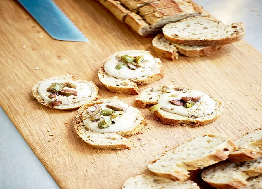 Crostini à la mousse de tofu, olives et câpres de marco bianchi