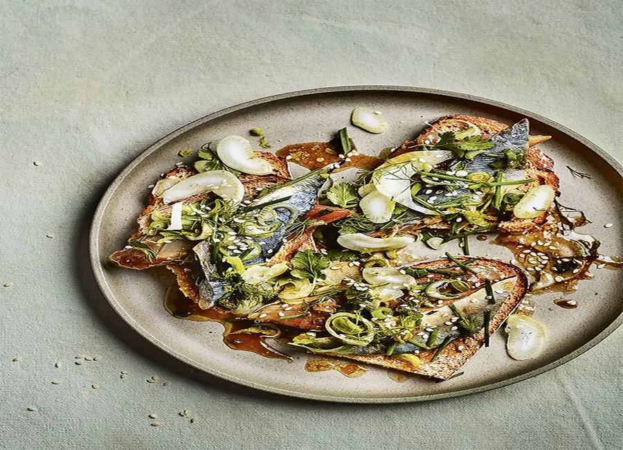 Crostini aux maquereaux marinés à la sauce soja, ciboulette