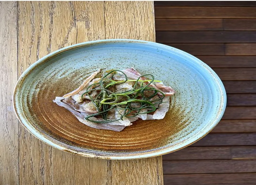 Crudo de bar, sauce ponzu et asperges sauvages