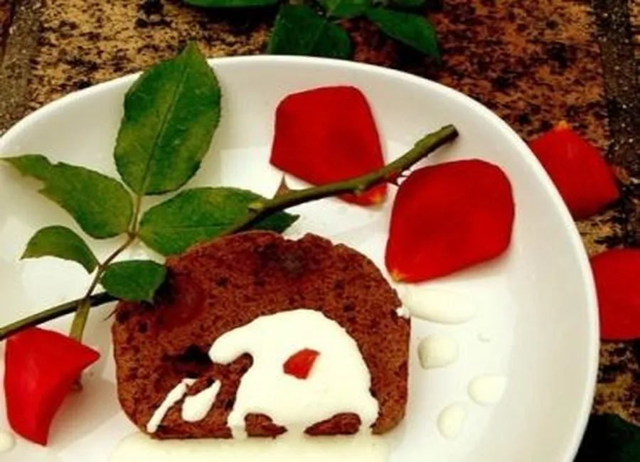 Gateau aphrodisiaque au chocolat, noix de muscade et cannelle avec une creme fouettee gingembre
